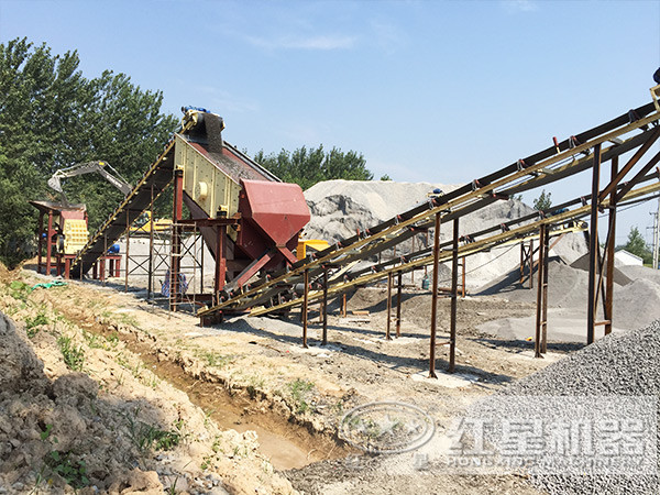 錘式破碎機(jī)工作現(xiàn)場