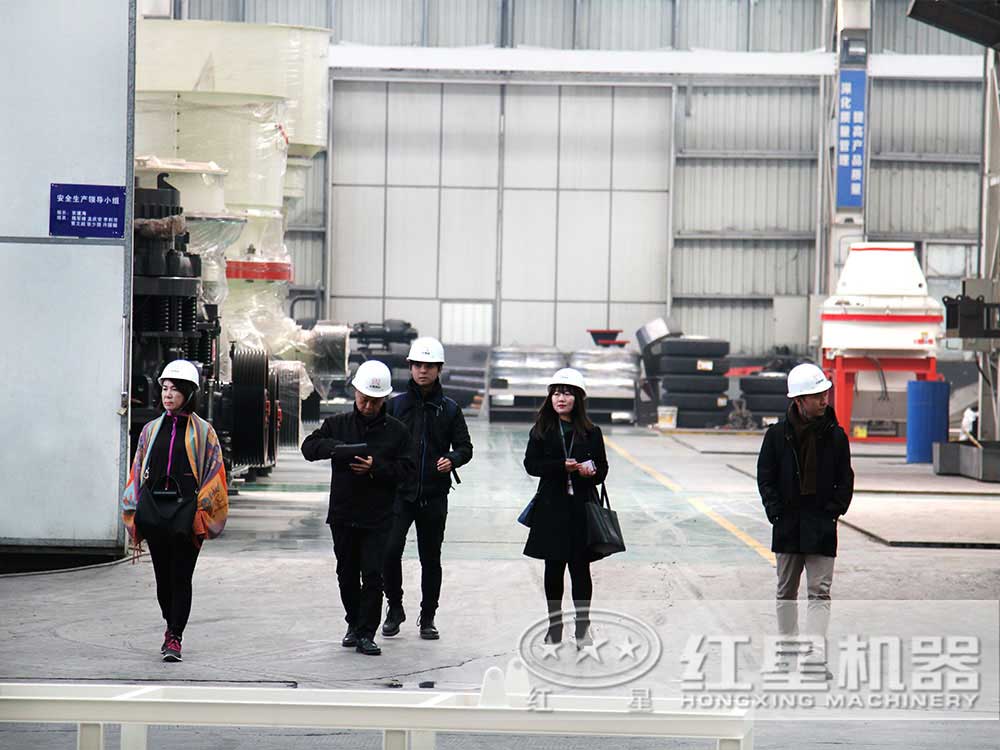 客戶(hù)參觀紅星機(jī)器石料磨粉機(jī)