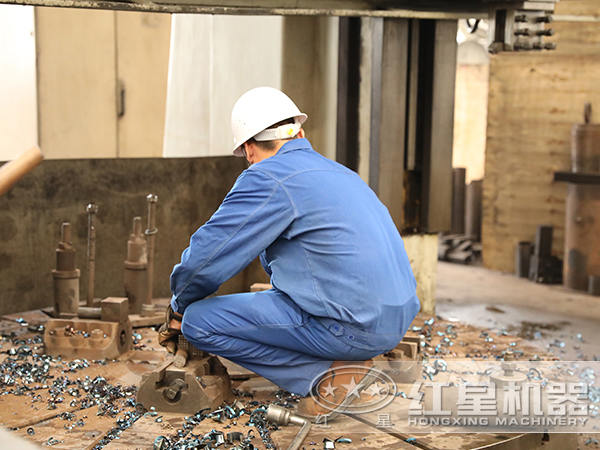 紅星技術(shù)人員認真作業(yè)