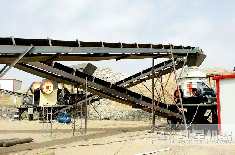 內(nèi)蒙時(shí)產(chǎn)150t玄武巖生產(chǎn)線之顎式破碎機(jī)現(xiàn)場