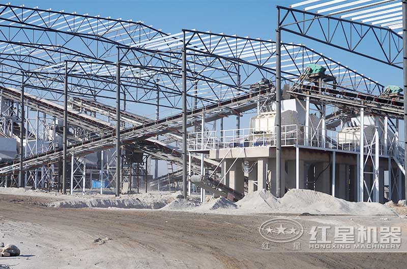 河北時產(chǎn)800噸石灰石破碎生產(chǎn)現(xiàn)場