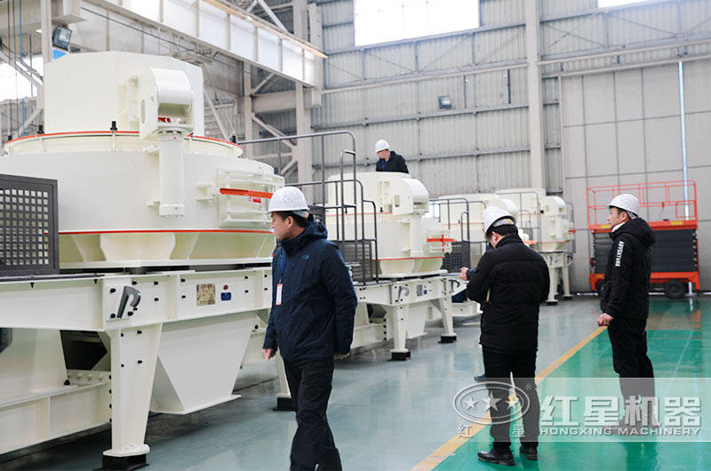 客戶(hù)來(lái)紅星機(jī)器制砂機(jī)車(chē)間考察