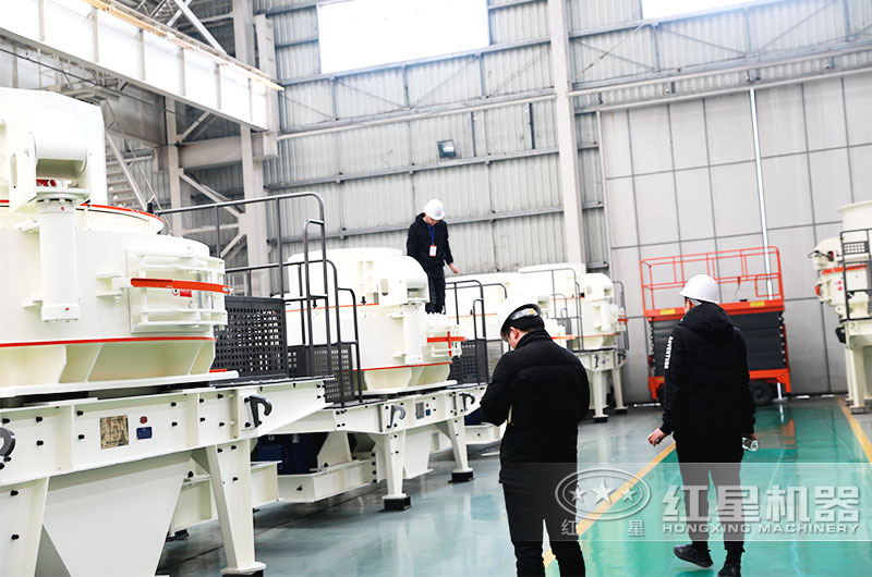 客戶參觀紅星機(jī)器小型制砂機(jī)車間