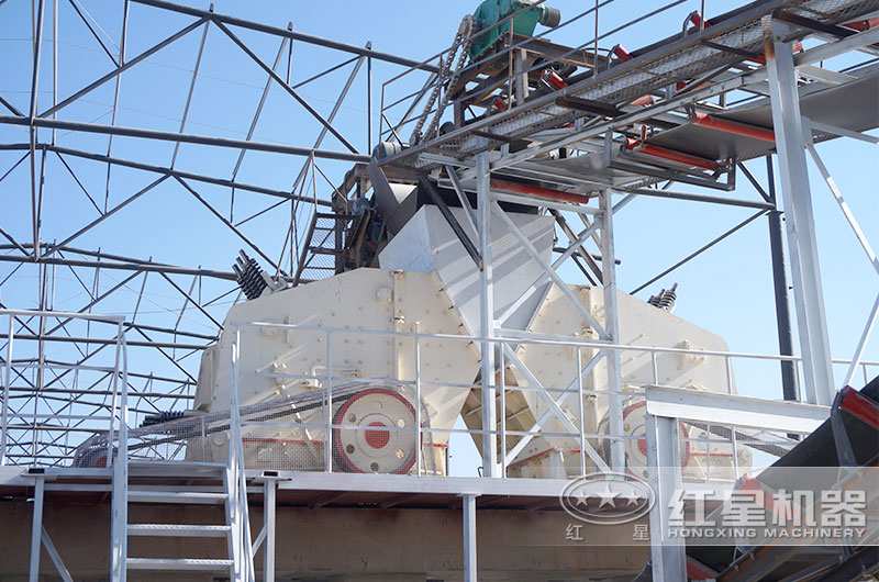 反擊式破碎機作業(yè)現(xiàn)場