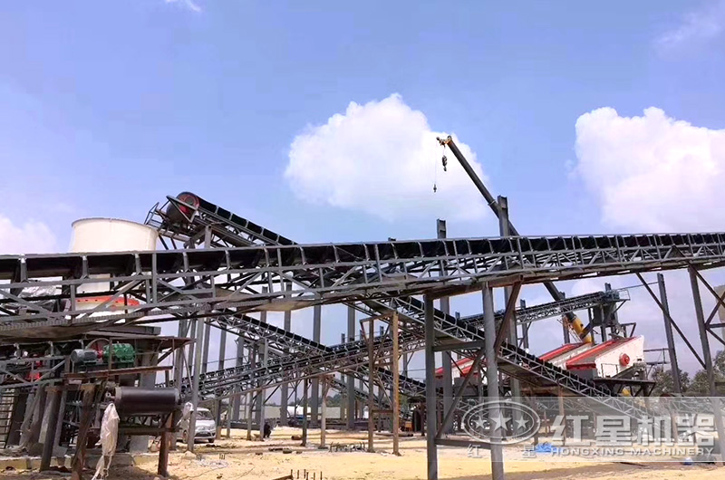 每小時(shí)加工500噸石頭的生產(chǎn)現(xiàn)場(chǎng)